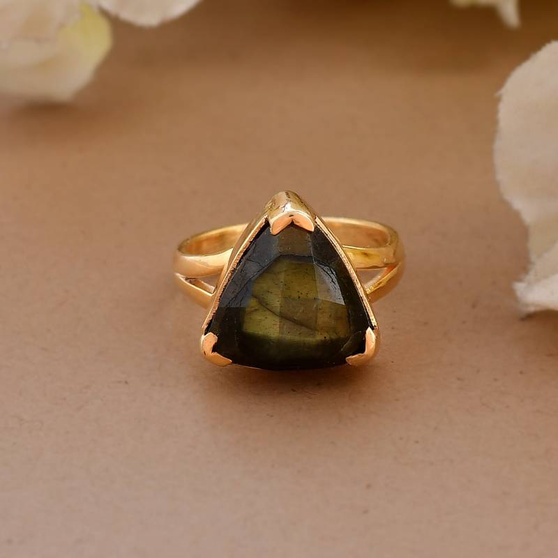 Handgemachter Ring, Trillian Form Labradorit Geschliffener Edelstein Halbedelstein Alternativer Verlobungsring, Vergoldeter Ring von Daanijewels