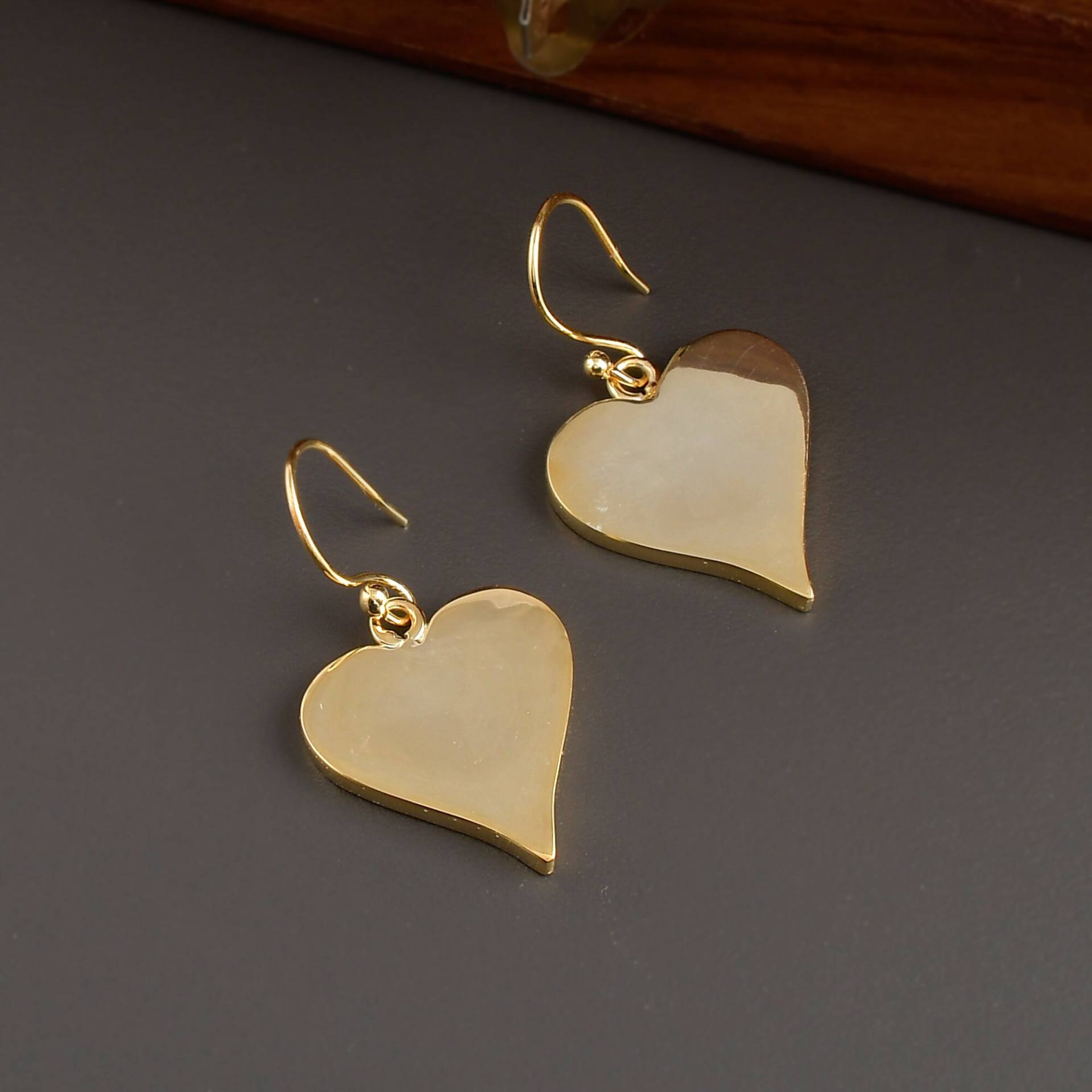 Herz Form Ohrringe, Schlichte Messing Gold Vermeil Handgemachte Dangler Hochzeit Geschenk, Einfache Geschenk von Daanijewels