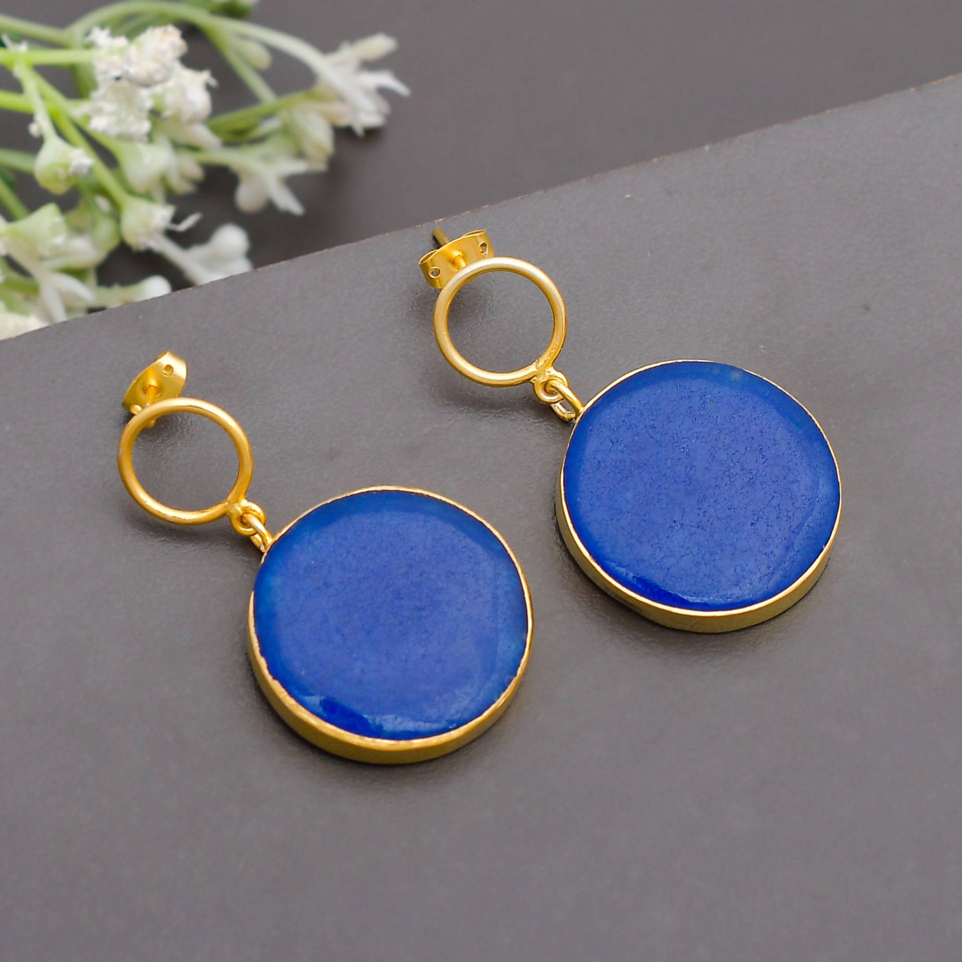 Lapis Lazuli Ohrringe, Runde Edelstein 18K Vergoldete Einzigartige Party Wear Geschenk von Daanijewels