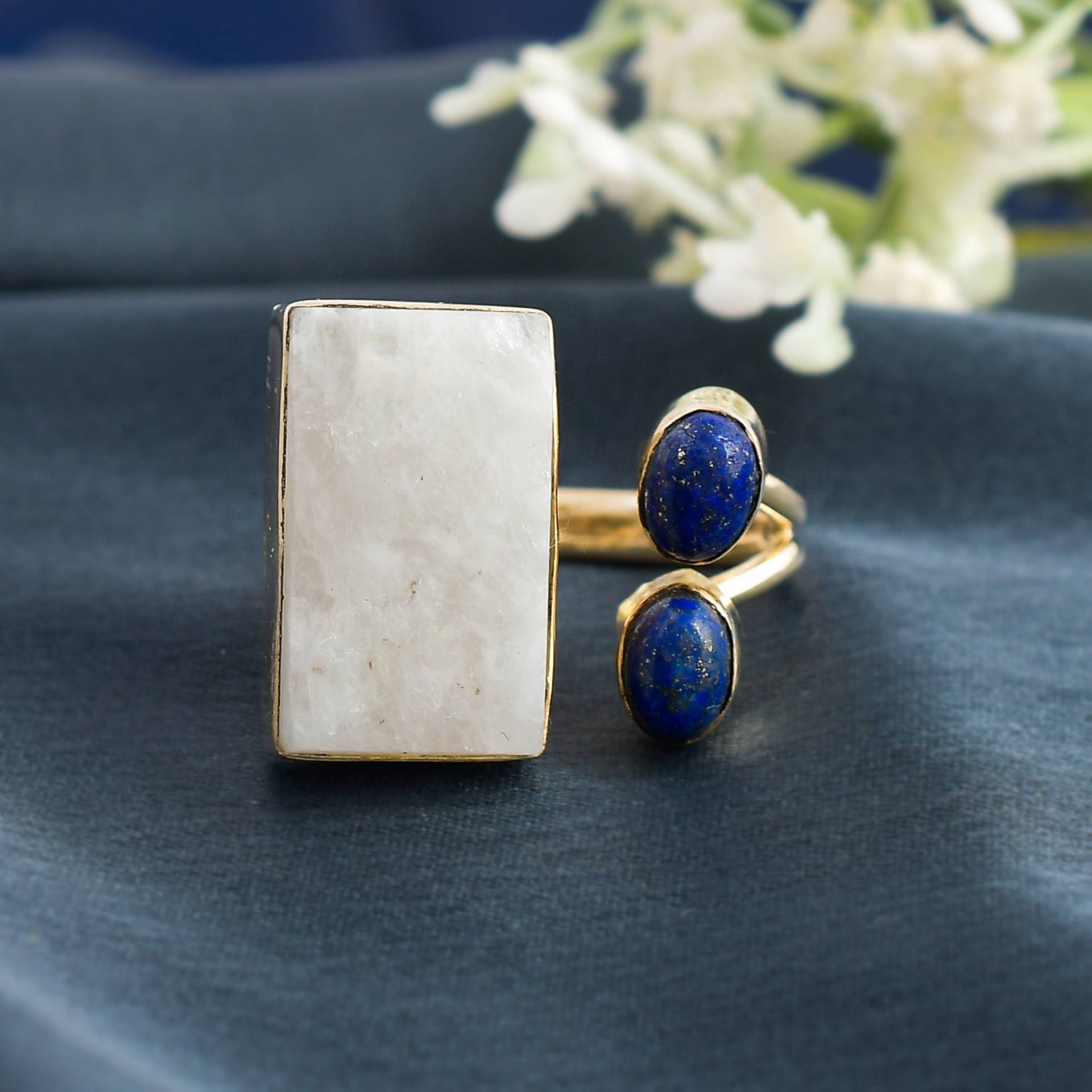 Lapis Lazuli Ring, Handarbeit Roh Regenbogen Mondstein Damen Mode Schmuck, Verstellbarer Versprechen 18K Vergoldet von Daanijewels