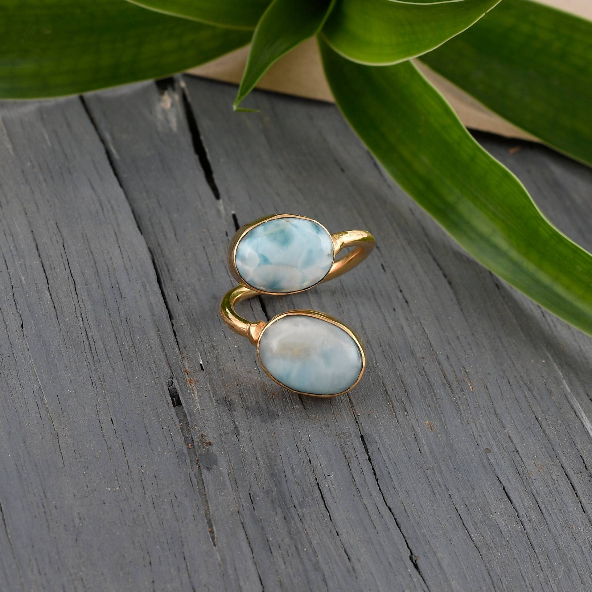 Larimar Ring, Verstellbarer Ovaler Stein Natürlicher Edelstein Lünette Set Designer Gold Vermeil Verlobungsring von Daanijewels