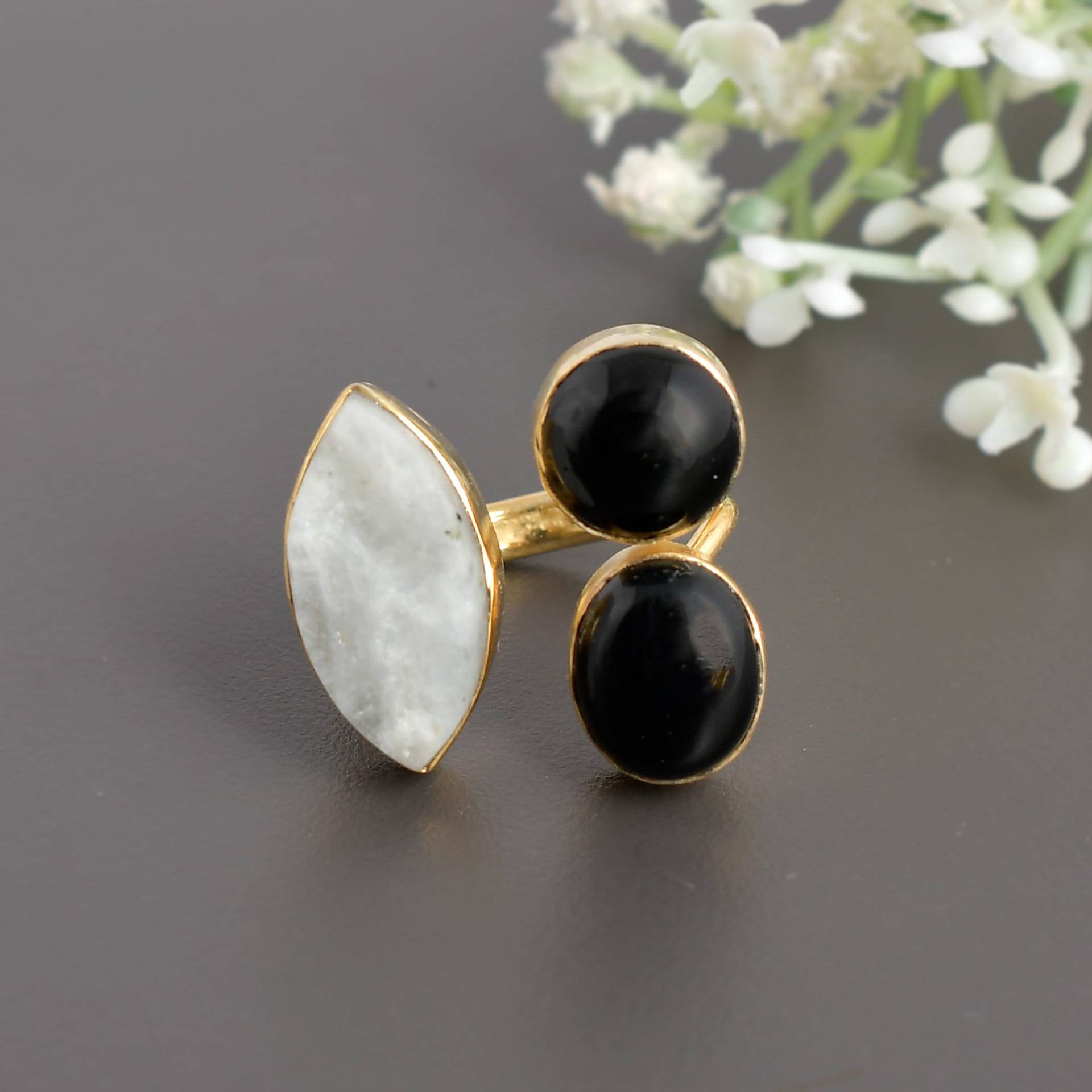 Natürlicher Regenbogen Mondstein Ring, Handgemachter Schmuck, Schwarzer Onyx Zwei Edelstein Ring Für Frauen, 18K Vergoldeter Versprechen von Daanijewels