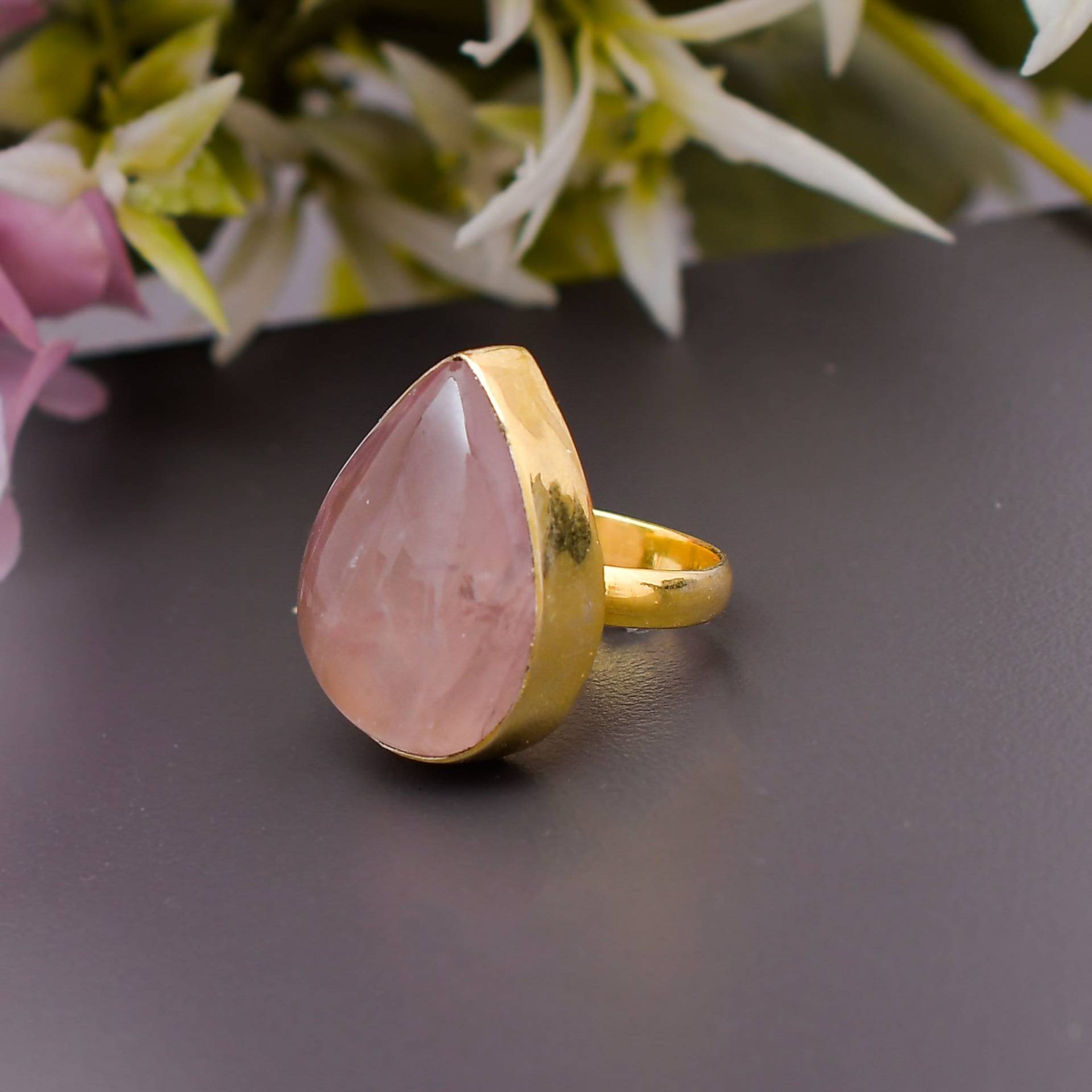 Natürlicher Rosenquarz Ring, Tropfen Einfassung Frauen Rosa Quarz Handgemachter Messing Einzigartiges Geschenk, Designer Ring von Daanijewels