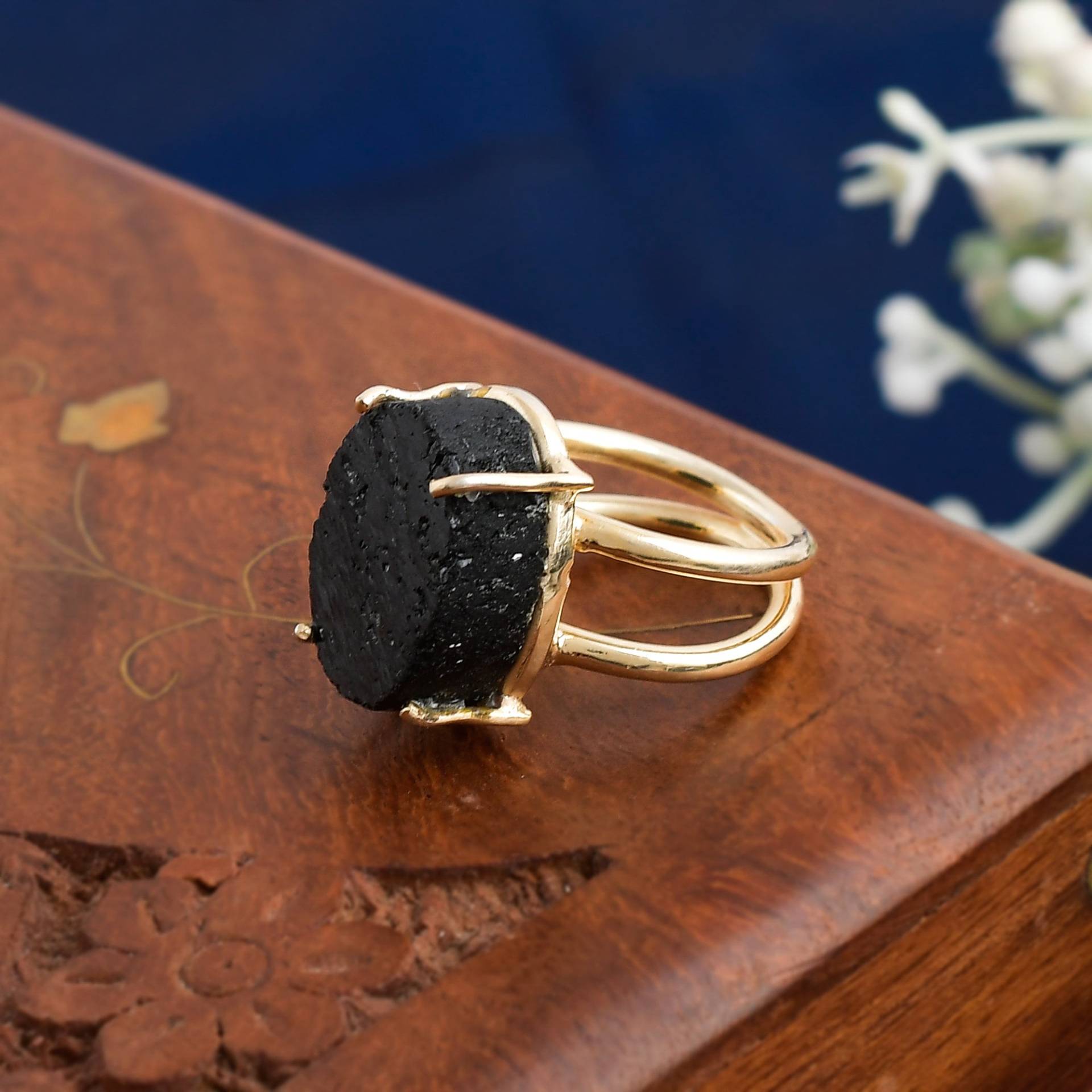 Roher Schwarzer Turmalin Ring, Zacken Set Heilstein Zierlicher Ovaler Edelstein Handwerker Schutz Einzigartig Roher Schwarzer Turmalin Ring, Zacken Set Heilstein Zierlicher Ovaler Edelstein Handwerker Schutz Einzigartig von Daanijewels