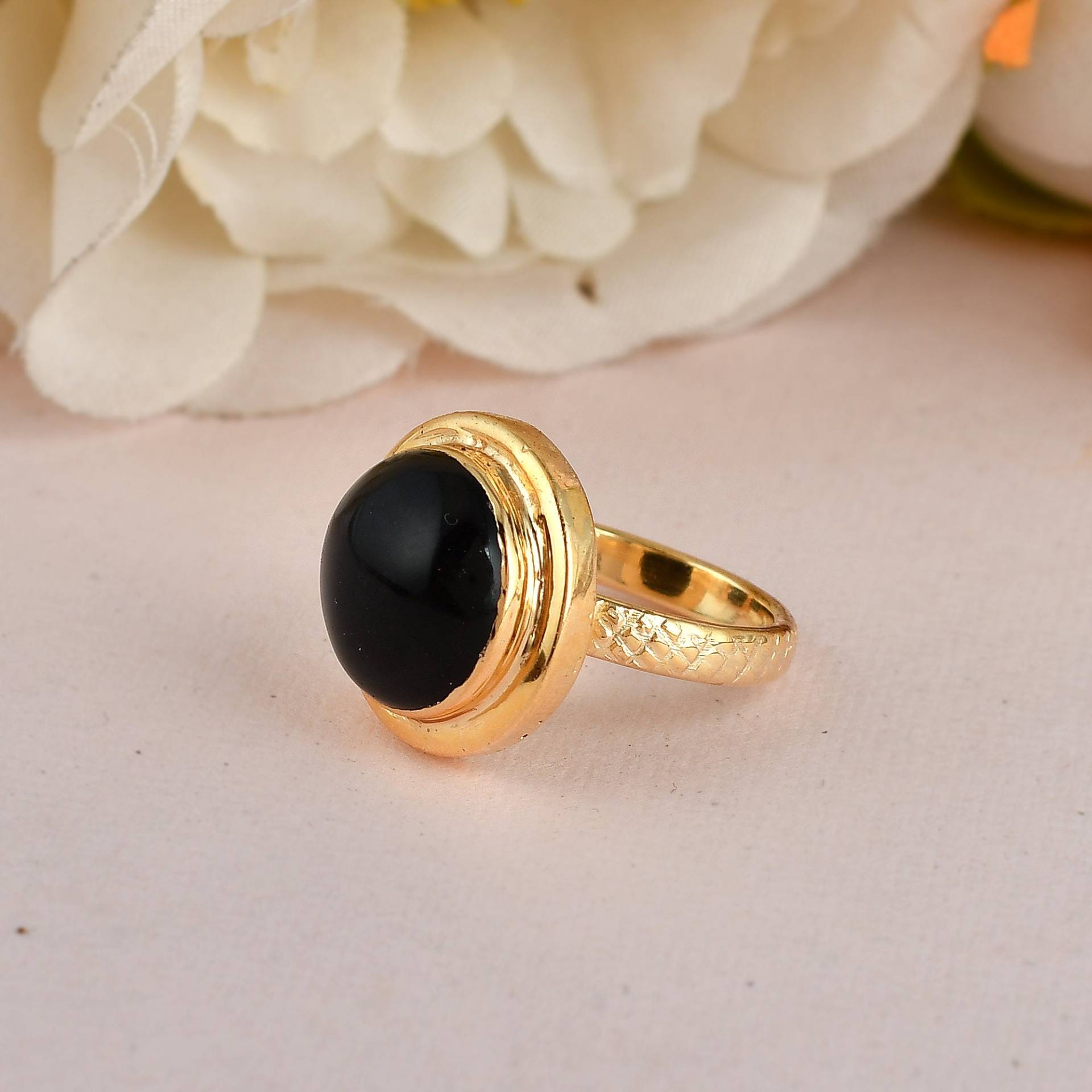 Schwarzer Onyx Designer Ring, Runder Form Handgemachter 18K Vergoldeter Moderner Gold Stapelring, Damen Mode von Daanijewels