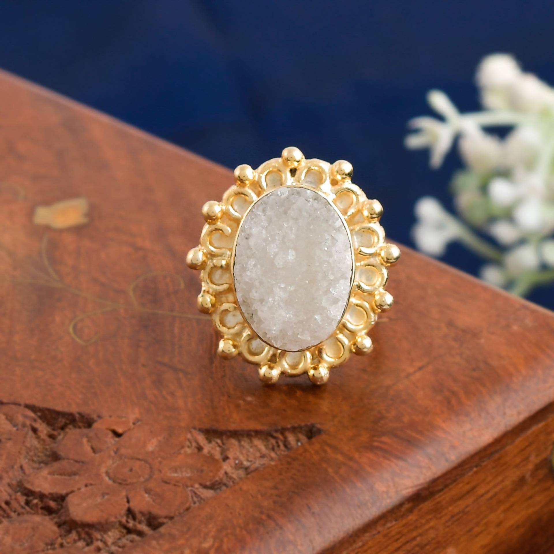 Weißer Druzy Ring, Fabelhafter Einzigartiger Designer Drei Band 18K Vergoldeter Damen Schmuck, Party Wear Geschenk Für Sie von Daanijewels