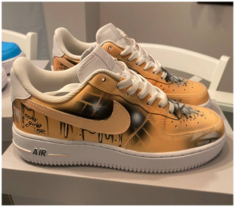 Custom Nike Air Force 1 „Peach Abstract" Unique & Handpainted Sneaker Art von DacCrewAirbrush