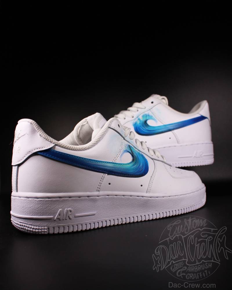 Custom Nike Air Force 1 „Surfer Wave Swoosh" Unique & Handpainted Sneaker Art von DacCrewAirbrush