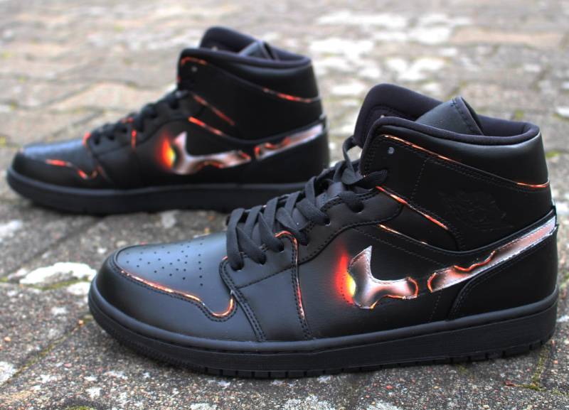 Custom Nike Air Jordan 1 Retro Mid „Burning Swoosh" Unique & Handpainted Sneaker Art von DacCrewAirbrush