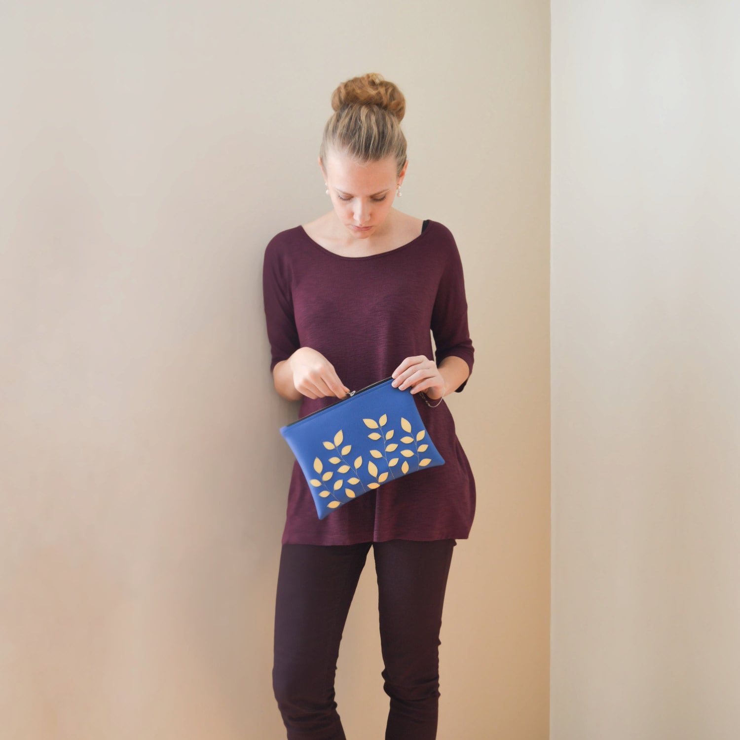 Blauer Beutel Aus Veganer Leder. Notebooktasche. Reißverschlusstäschchen. Reisetasche. Businesstasche. Skizzenbuch Tasche. Vegane Ledertasche Blauer Beutel Aus Veganer Leder. Notebooktasche. Reißverschlusstäschchen. Reisetasche. Businesstasche. Skizzenbuch Tasche. Vegane Ledertasche von DaceLShop