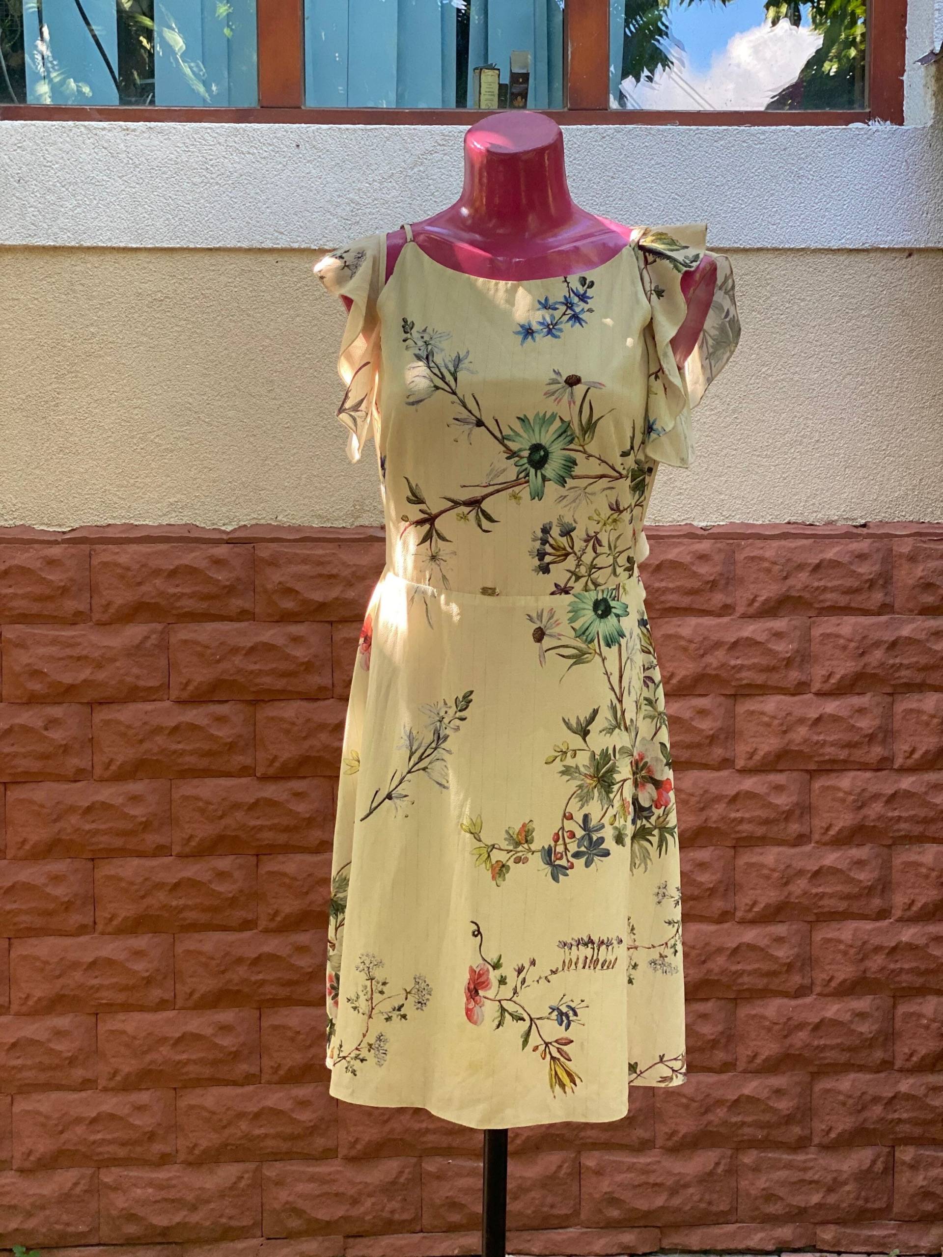 Kurzes Gelbes Vintage Sommerkleid Mit Blumenmuster, Größe S von DadaVintageCom