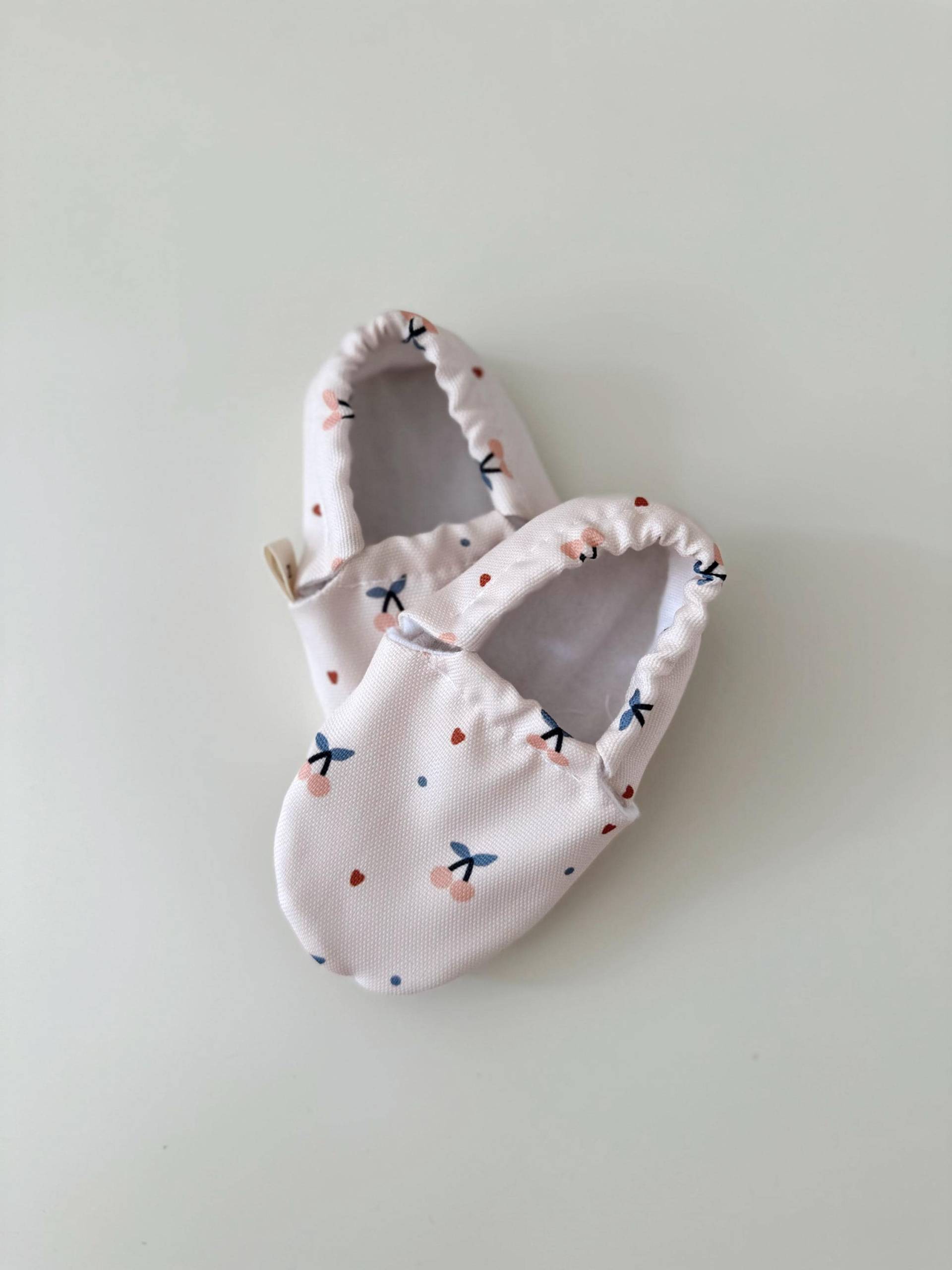 Krabbelschuhe Vegan Cherry|Barfußschuhe|Lauflernschuhe|Kitaschuhe|Kinderschuhe|Schläppchen|Babyschuhe Krabbelschuhe Vegan Cherry|Barfußschuhe|Lauflernschuhe|Kitaschuhe|Kinderschuhe|Schläppchen|Babyschuhe von DadalaHandmade