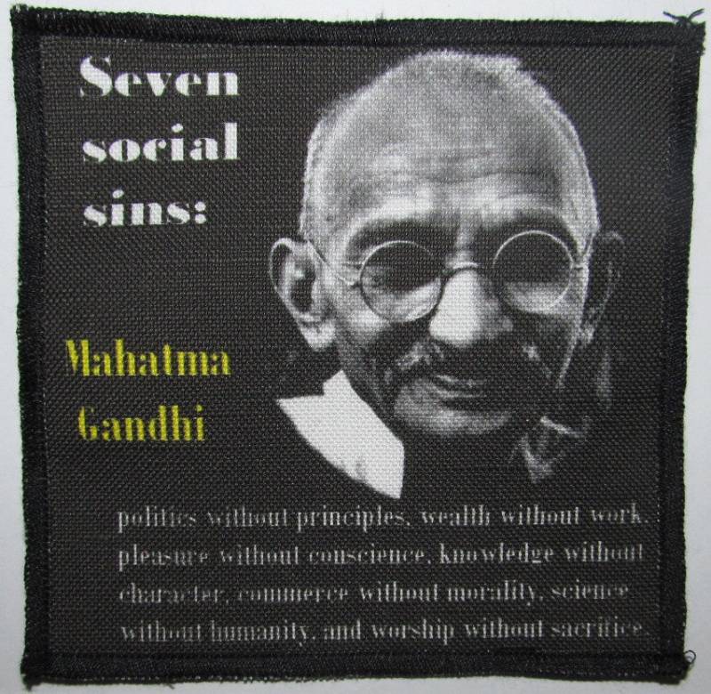Gedruckter Aufnäher - Mahatma Gandhi Zitat Die Sieben Sozialen Sünden P18 von DaddyoFattyo