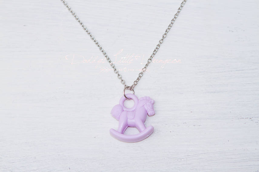 Niedliche Schaukelpferd Halskette - Kawaii Pferd Steckenpferd Schmuck Niedliche Schaukelpferd Halskette - Kawaii Pferd Steckenpferd Schmuck von DaddysLittleDungeon