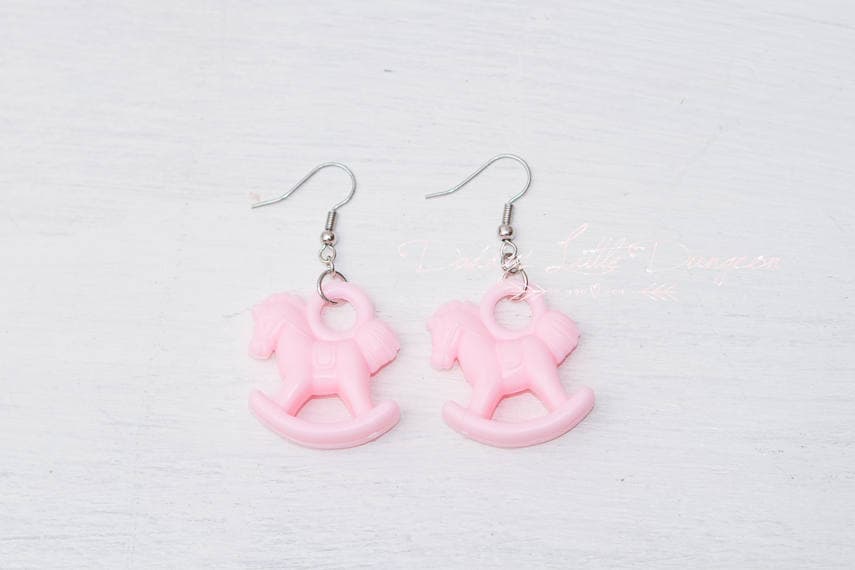Niedliche Schaukelpferd Ohrringe - Pastell Kawaii Steckenpferd Hängeohrringe Niedliche Schaukelpferd Ohrringe - Pastell Kawaii Steckenpferd Hängeohrringe von DaddysLittleDungeon