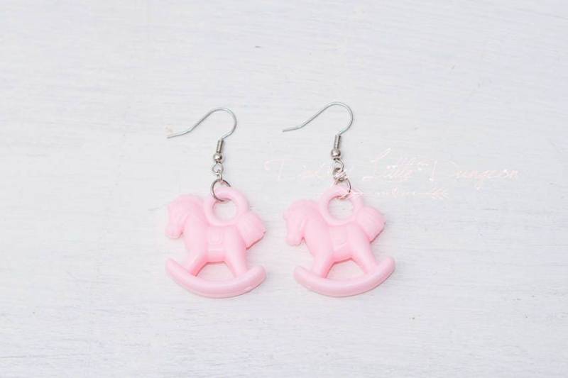 Niedliche Schaukelpferd Ohrringe - Pastell Kawaii Steckenpferd Hängeohrringe Niedliche Schaukelpferd Ohrringe - Pastell Kawaii Steckenpferd Hängeohrringe von DaddysLittleDungeon