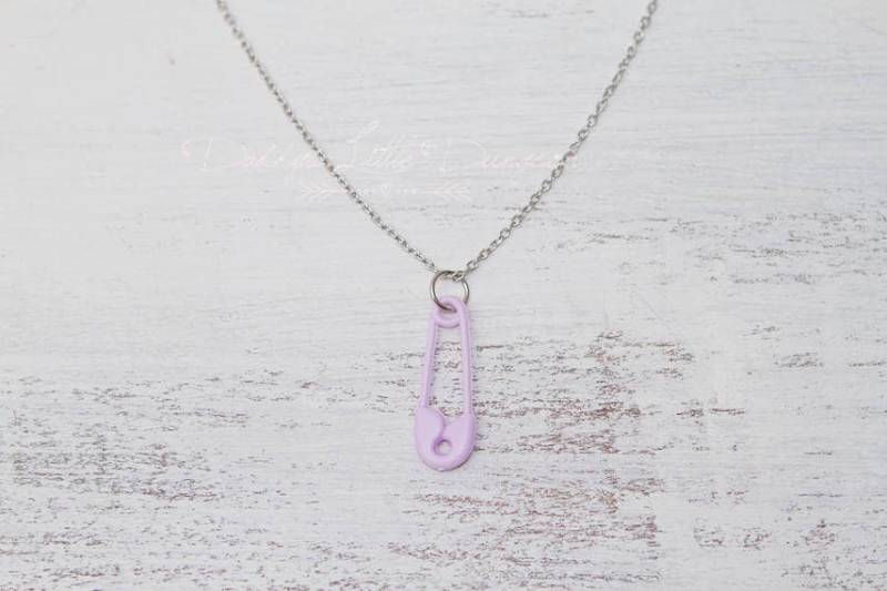 Süße Sicherheitsnadel Halskette - Kawaii Pastel Goth Anhänger Windelnadel Süße Sicherheitsnadel Halskette - Kawaii Pastel Goth Anhänger Windelnadel von DaddysLittleDungeon