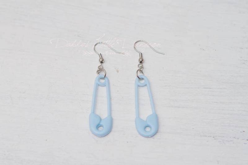 Süße Sicherheitsnadel Ohrringe - Kawaii Windel Pin Anhänger Pastell Schmuck Süße Sicherheitsnadel Ohrringe - Kawaii Windel Pin Anhänger Pastell Schmuck von DaddysLittleDungeon