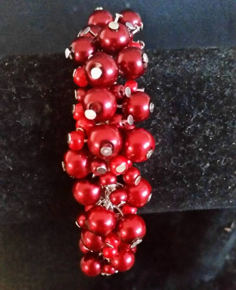 Handgefertigte "Rot Oder Tot" Faux Perle Cluster-Armband von Dadevier