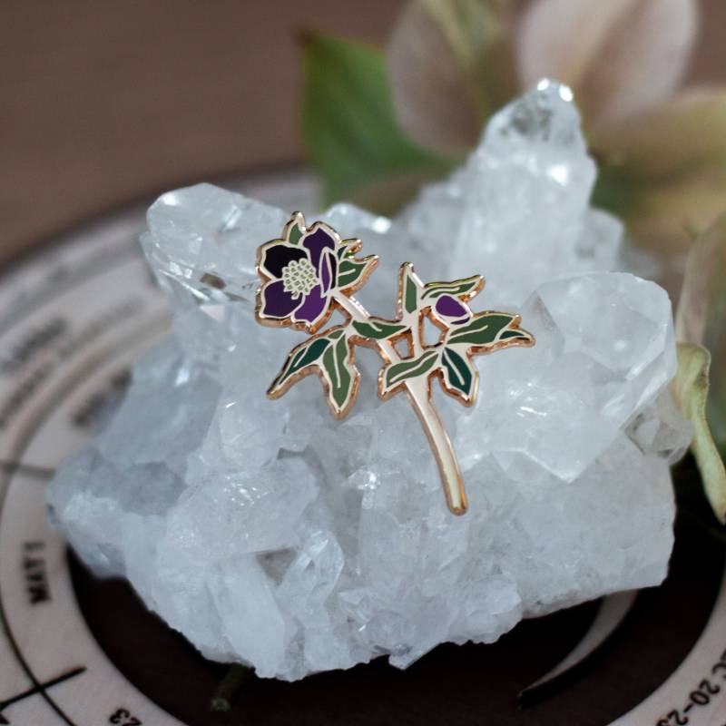 Hard Enamel Pin/Helleborus Hexenblume Für Alle Hexen Zauberbuch Wicca Hard Enamel Pin/Helleborus Hexenblume Für Alle Hexen Zauberbuch Wicca von DaenirArt