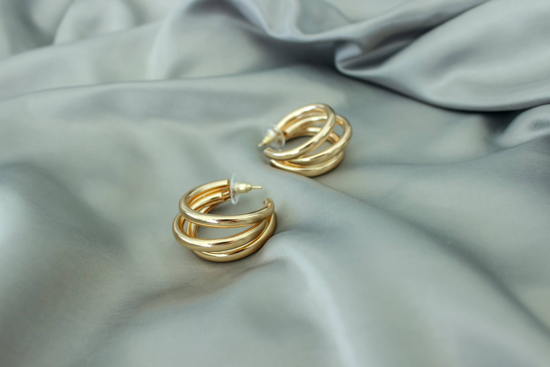 Dreifache Ohrringe, 3 Layered Modern Hoop Triple Band Hoops, Medium Offene Moderne Gold Hoops Dreifache Ohrringe, 3 Layered Modern Hoop Triple Band Hoops, Medium Offene Moderne Gold Hoops von DafehCollection