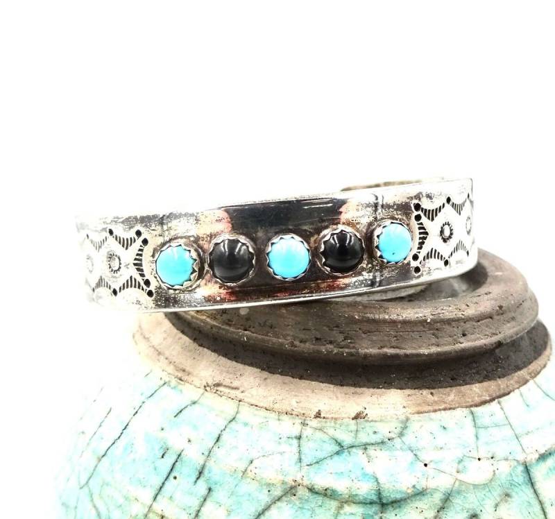 Lag Zuni Cuff Sterling Silber Türkis Onyx Muster Manschette Armband Paquin Familie Silberschmiede Laguna Zuni von DaffodilsVintage