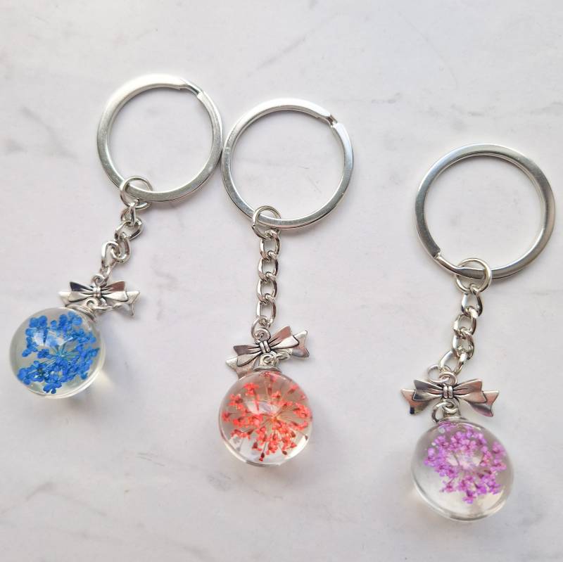 Echte Gepresste Queen Anne's Lace Schlüsselanhänger Helllila, Blau, Rot Globe Keychain von DafneAndTheBee