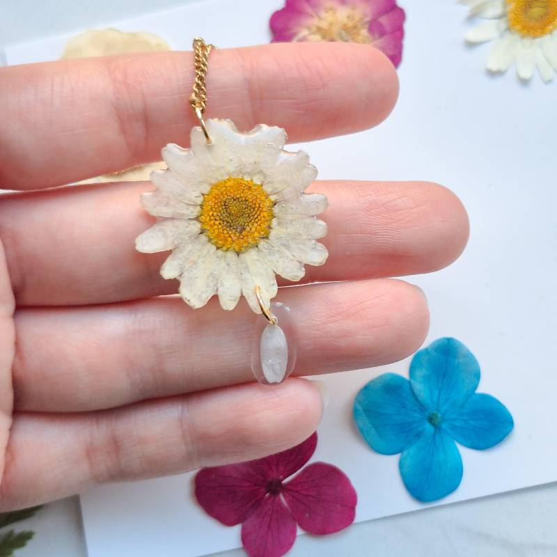 Echte Weiße Gänseblümchen Mit Einem Blütenblatt Charme, Gepresste Blume in Harz Bedeckt Halskette, Getrocknete Schmuck von DafneAndTheBee