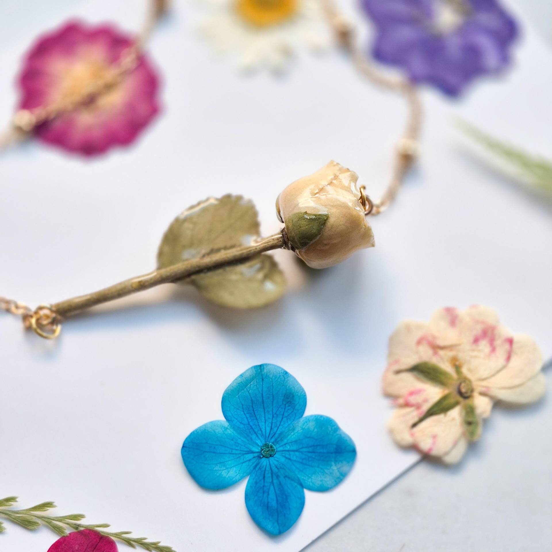 Gelbe Blühende Rose Mit Stiel Gepresste Blume in Harz Halskette, 18K Vergoldete Kette, Magic Flower Schmuck Gelbe Blühende Rose Mit Stiel Gepresste Blume in Harz Halskette, 18K Vergoldete Kette, Magic Flower Schmuck von DafneAndTheBee