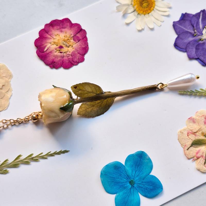 Gelbe Blühende Rose Mit Stiel Gepresste Blume in Harz Halskette, 18K Vergoldete Kette, Magic Flower Schmuck Gelbe Blühende Rose Mit Stiel Gepresste Blume in Harz Halskette, 18K Vergoldete Kette, Magic Flower Schmuck von DafneAndTheBee