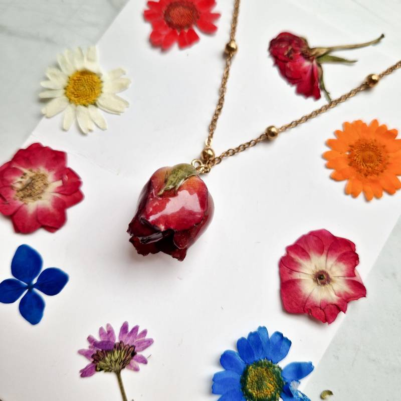 Gepresste Blume in Harz Halskette Rot Blühende Rose 18K Vergoldete Kette, Getrocknete Schmuck, Echte Gepresste Blume in Harz Halskette Rot Blühende Rose 18K Vergoldete Kette, Getrocknete Schmuck, Echte von DafneAndTheBee