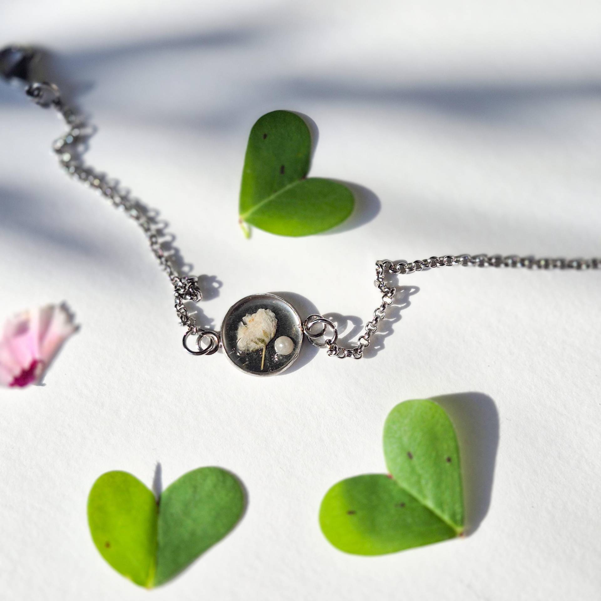 Minimal-Armband Mit Echtem Blumen-Charme Baby's Breath Minimal-Armband Mit Echtem Blumen-Charme Baby's Breath von DafneAndTheBee