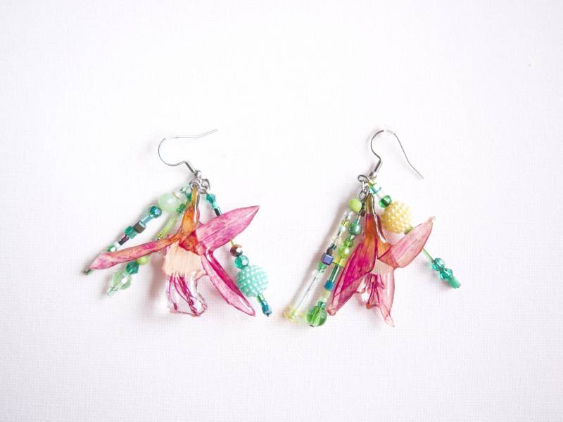 Konservierte Fuchsia Blumen-Ohrringe Harzperlen Ohrhänger Konservierte Fuchsia Blumen-Ohrringe Harzperlen Ohrhänger von DagmarStitches