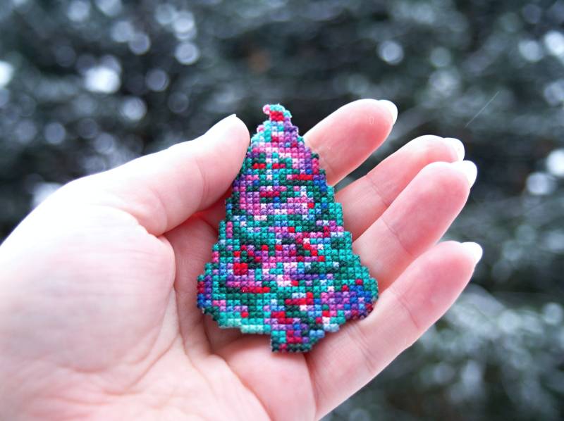 Weihnachtsbaum Kreuzstich Brosche Weihnachtsbaum Kreuzstich Brosche von DagmarStitches