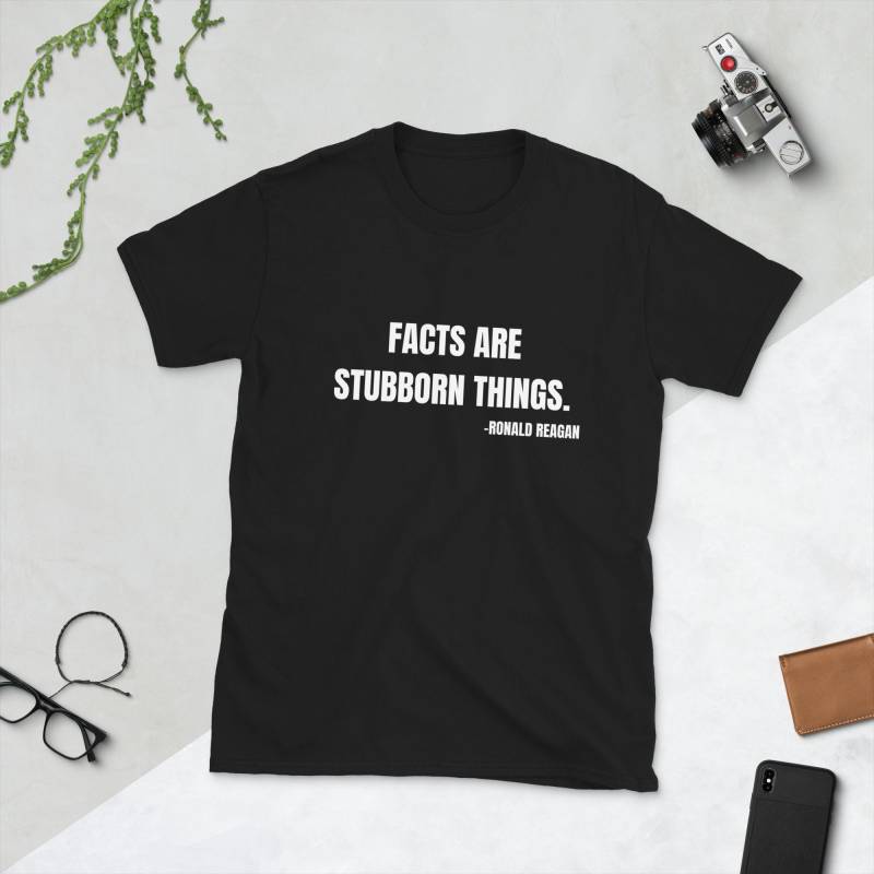 Facts Are Stubborn Things Ronald Reagan Zitat Patriotic Freedom Kurzärmeliges Unisex T-Shirt von DagnyDesign