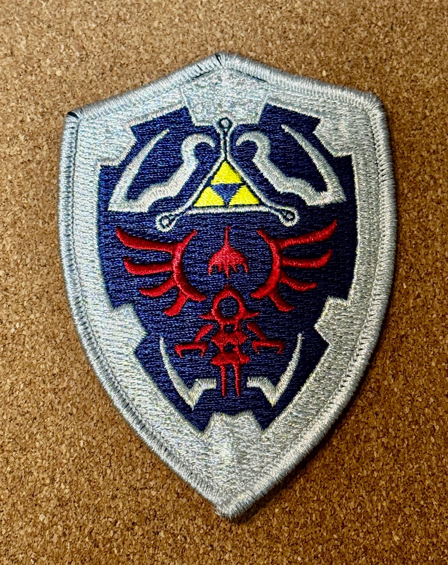 Zelda Triforce Hylian Shield Patch 4"standard Mit Haken Auf Der Rückseite von DagobahTraders