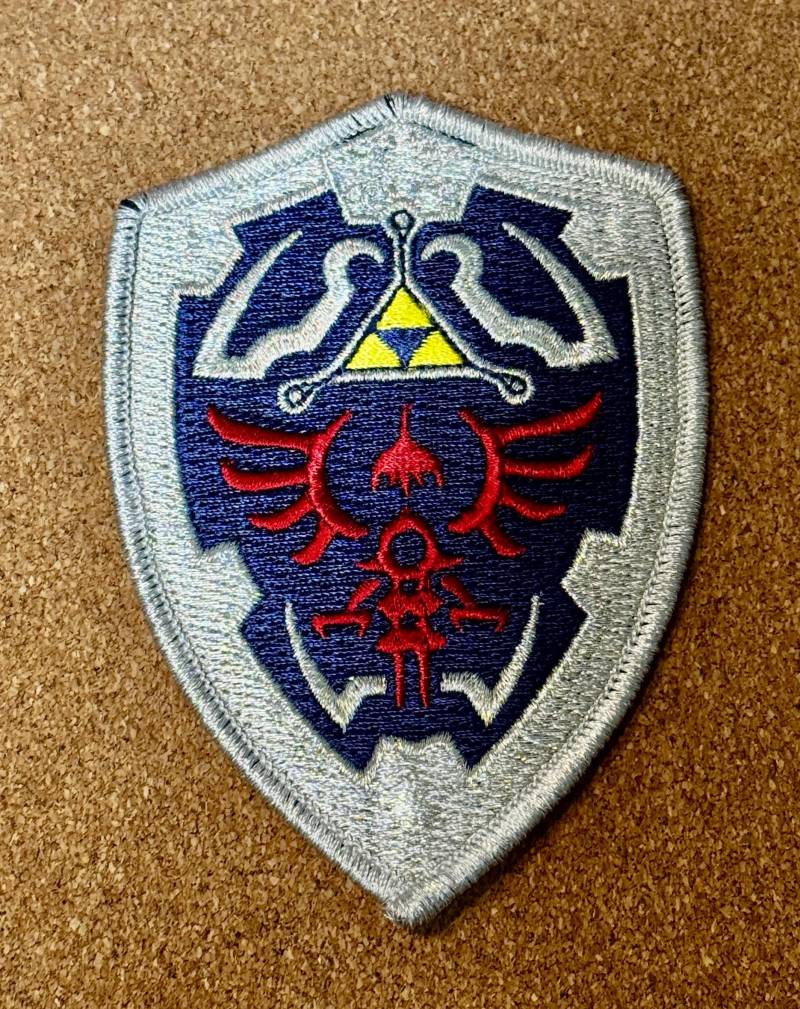 Zelda Triforce Hylian Shield Patch 4"standard Mit Haken Auf Der Rückseite von DagobahTraders