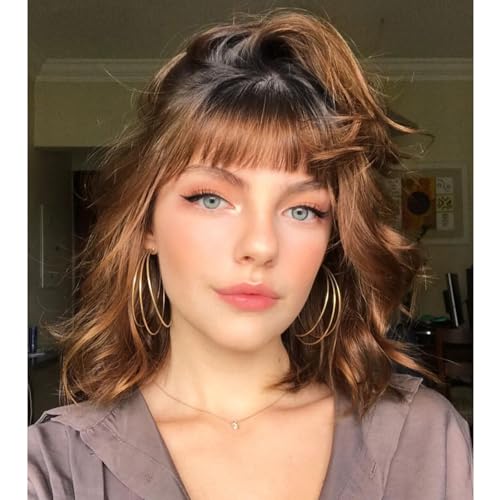 DaiMer Brown Wig with Bangs Auburn Wigs for Women Short Wavy Light Brown Wig Shoulder Length Curly Bob Synthetic Heat Resistant Fiber for Daily Party Use (16 Inches) Natural Curly von DaiMer