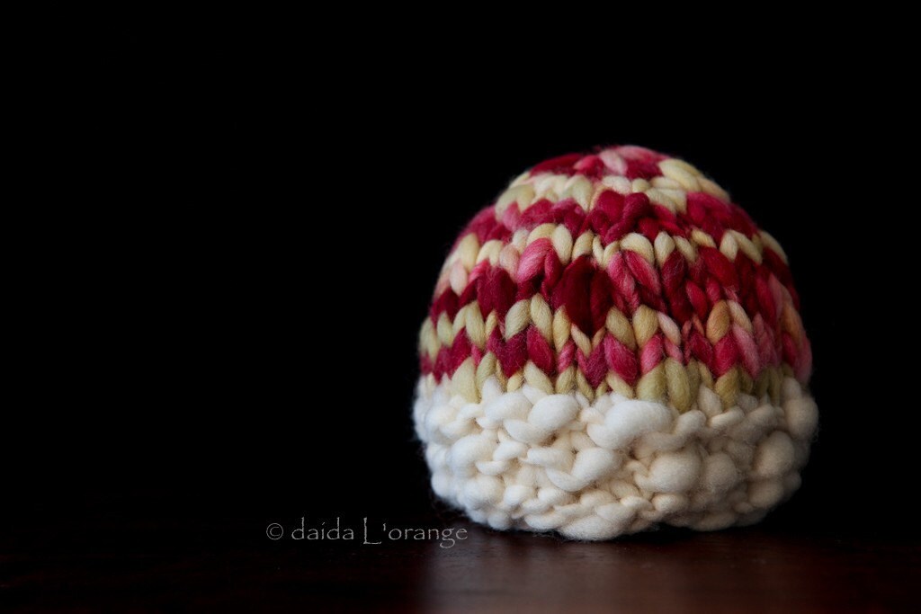 Ooak Texturierte Zweifarbige Beanie Mütze Für Neugeborene - Snowy Mistletoe Ii Weihnachtskollektion Ooak Texturierte Zweifarbige Beanie Mütze Für Neugeborene - Snowy Mistletoe Ii Weihnachtskollektion von DaidaLOrange