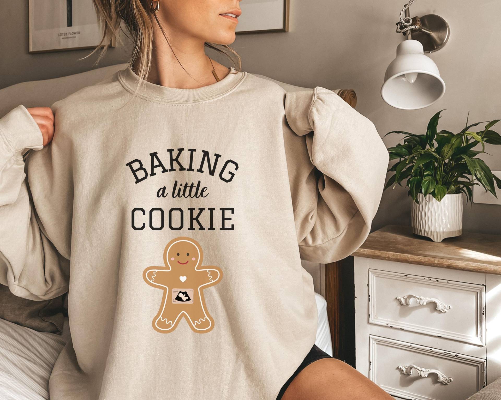 Baking A Little Cookie Sweatshirt, Mama Überraschung Schwangerschaftsverkündung Weihnachtsgeschenk von DailyStreetStyle