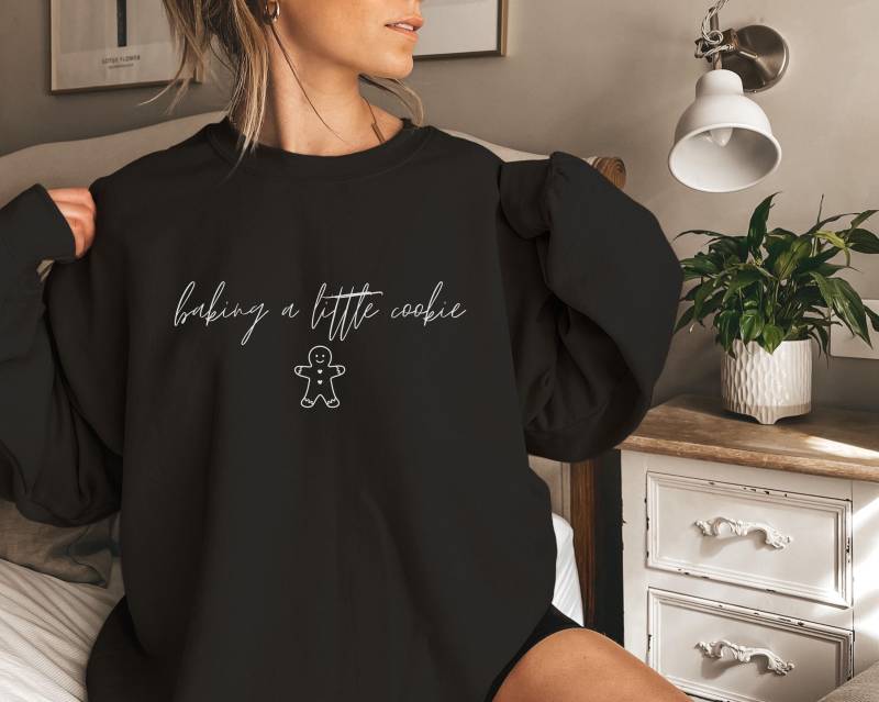 Baking A Little Cookie Sweatshirt, Mama Überraschung Schwangerschaftsverkündung Weihnachtsgeschenk von DailyStreetStyle