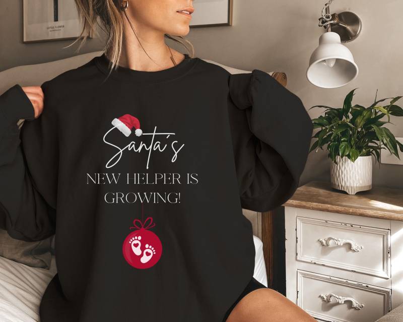 Santas New Helper Sweatshirt, Mama Baby Is Growing Schwangerschaftsverkündung Weihnachtsgeschenk von DailyStreetStyle