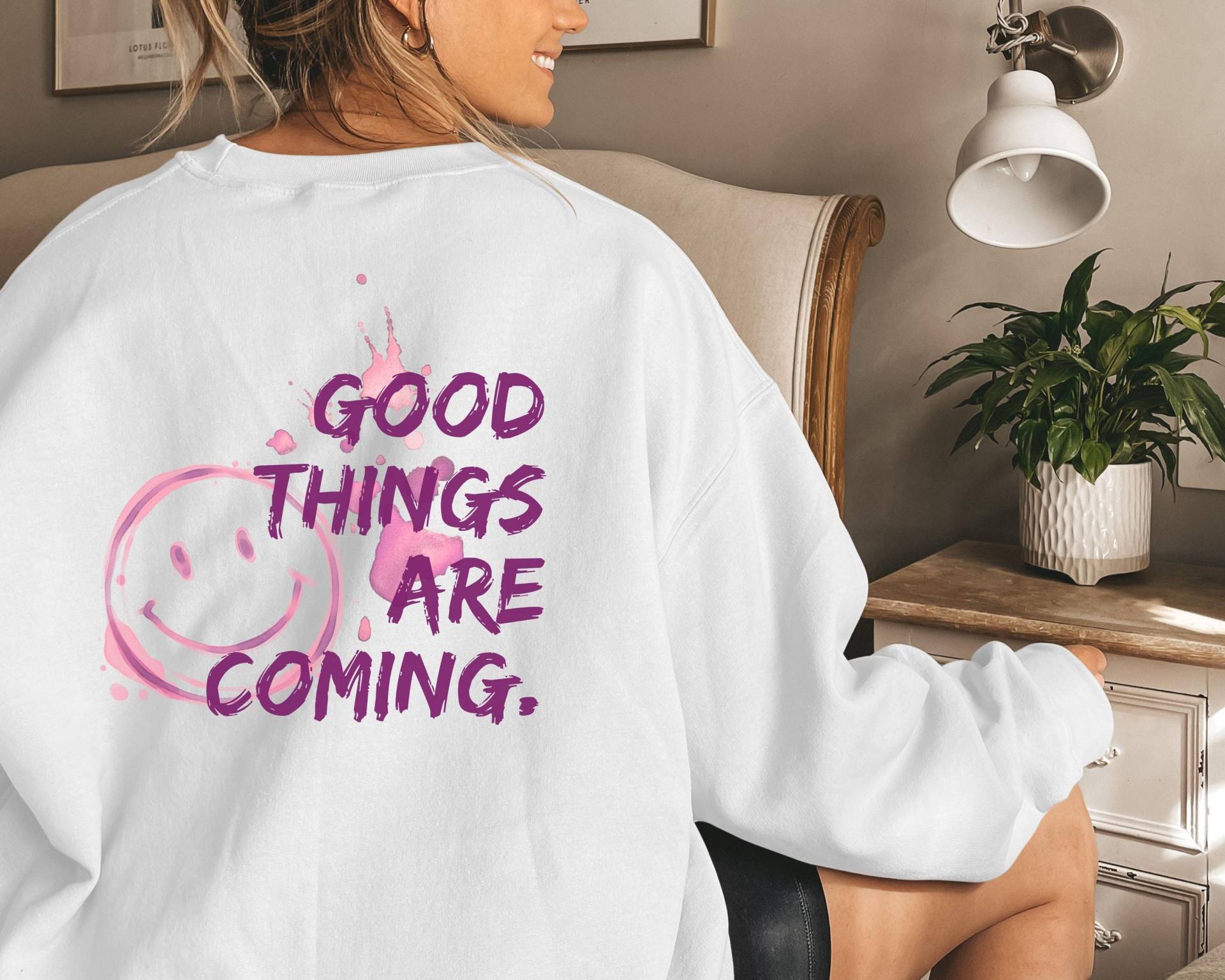 Smiley Sweatshirt, Pullover Damen, Damen Good Things Are Coming Oversized Sweatshirt Gildan 18000 von DailyStreetStyle