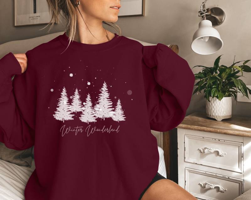 Winter Wonderland Sweatshirt Damen, Weihnachtspullover Mit Tannenbäumen Und Schnee, Weihnachtsgeschenk, Gemütliches Weihnachtsoutfit, Cozy von DailyStreetStyle