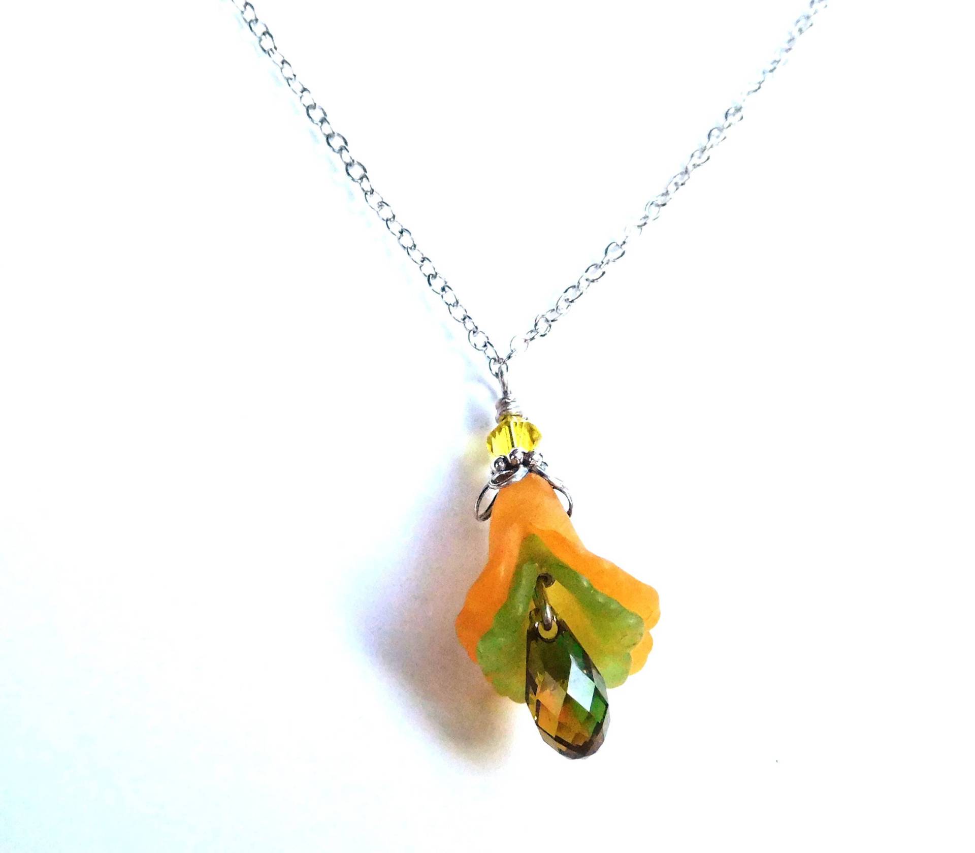Blumentängelkette, Orange-Grüner Luzite-Lilienanhänger, Kristall-Tränenabfall, Calla Lilien-Halskette, Antiquierte Silberkette, Blumenschmuck Blumentängelkette, Orange-Grüner Luzite-Lilienanhänger, Kristall-Tränenabfall, Calla Lilien-Halskette, Antiquierte Silberkette, Blumenschmuck von DailyTrinkets
