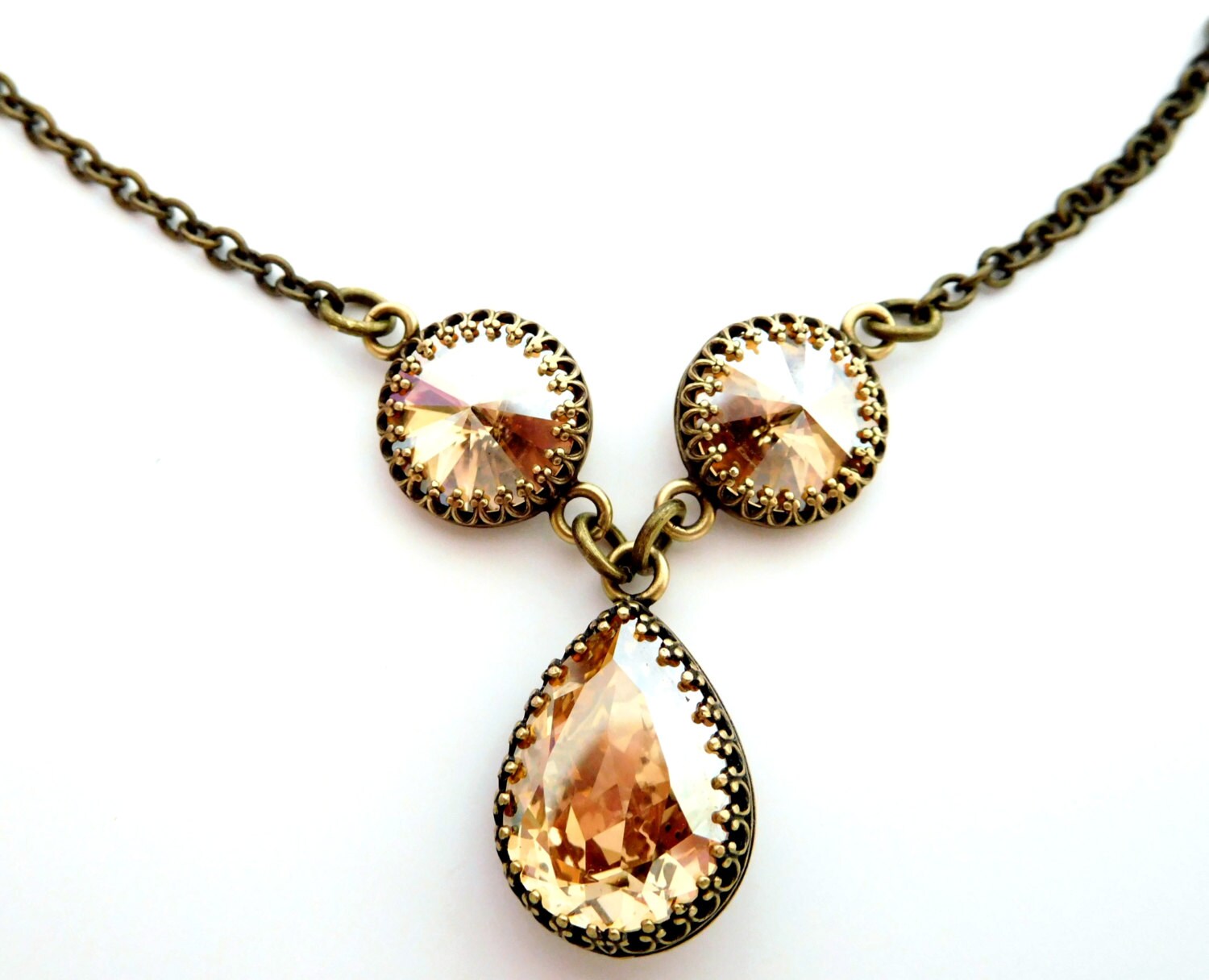 Goldene Kristall Halskette, Anhänger 3 Große Swarovski-Steine, Antik Messing Kette, Vintage-Stil Strass Schmuck Goldene Kristall Halskette, Anhänger 3 Große Swarovski-Steine, Antik Messing Kette, Vintage-Stil Strass Schmuck von DailyTrinkets