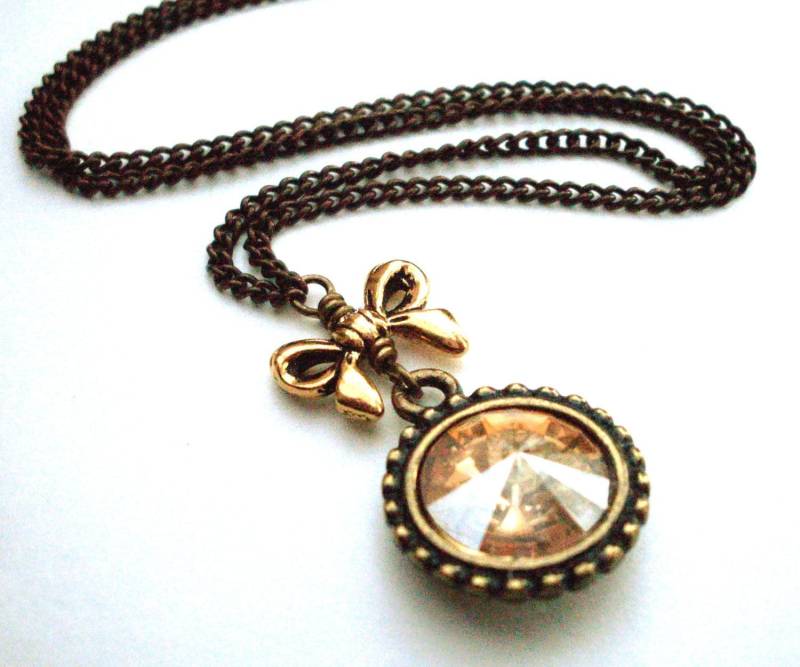Goldener Kristallanhänger Mit Goldenem Bogen, Antiquierte Messingkette, Swarovski Strassstein in Verzierter Lünette Auf Dunkler Kette von DailyTrinkets