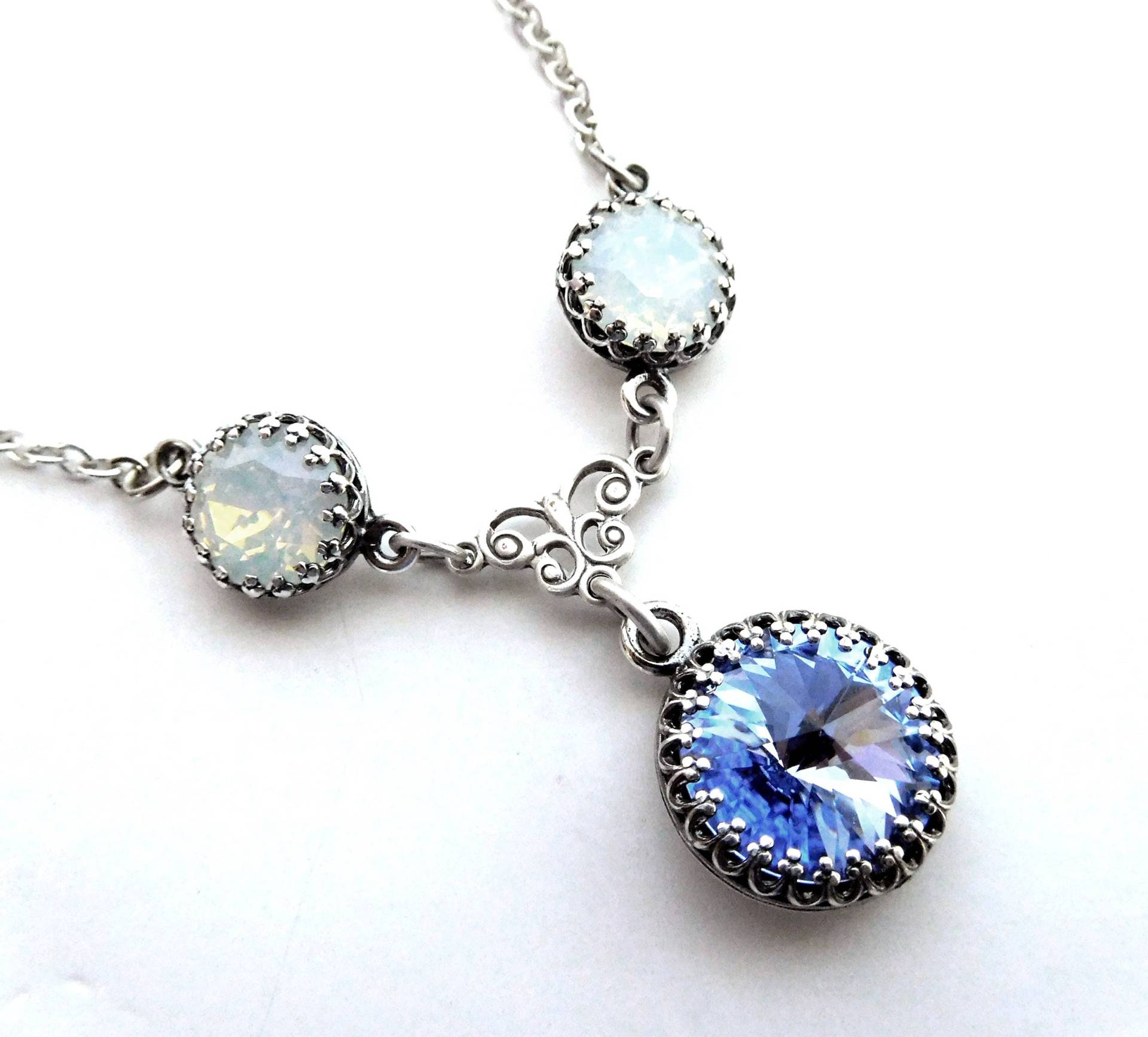 Hellblau Kristall Halskette, Anhänger Swarovski Strass Auf Kette, Antik Silber, Filigrane Lünetten, Vintage-Stil, Blauer Schmuck Hellblau Kristall Halskette, Anhänger Swarovski Strass Auf Kette, Antik Silber, Filigrane Lünetten, Vintage-Stil, Blauer Schmuck von DailyTrinkets