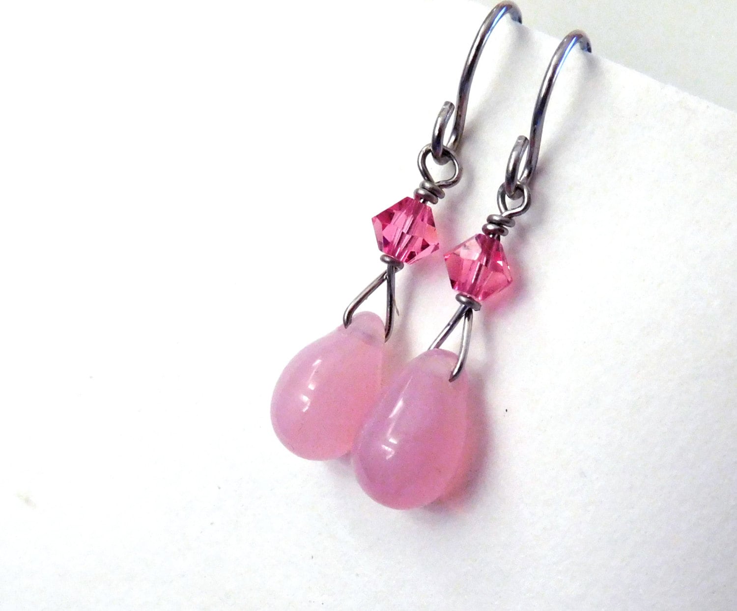 Rosa Glas Teardropohrringe Rosa Opalfarbe Rose Kristall, Kleine Tropfen, Silberner, Stahlhaken, Einfachen Perle Schmucksachegeschenk Für Sie Rosa Glas Teardropohrringe Rosa Opalfarbe Rose Kristall, Kleine Tropfen, Silberner, Stahlhaken, Einfachen Perle Schmucksachegeschenk Für Sie von DailyTrinkets