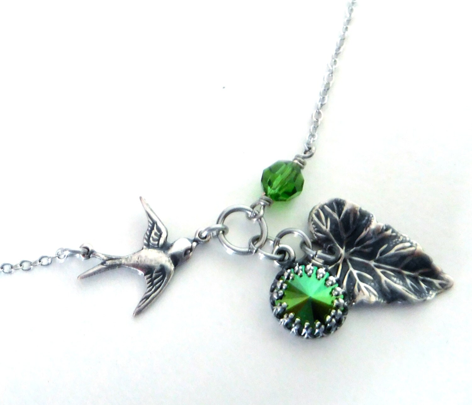 Silber-Blatt-Anhänger-Halskette, Metallisch Grüner Kristall-Charme-Halskette, Fliegende Vogelverbindung, Antiquierte Silber, Natur-Thema Silber-Blatt-Anhänger-Halskette, Metallisch Grüner Kristall-Charme-Halskette, Fliegende Vogelverbindung, Antiquierte Silber, Natur-Thema von DailyTrinkets